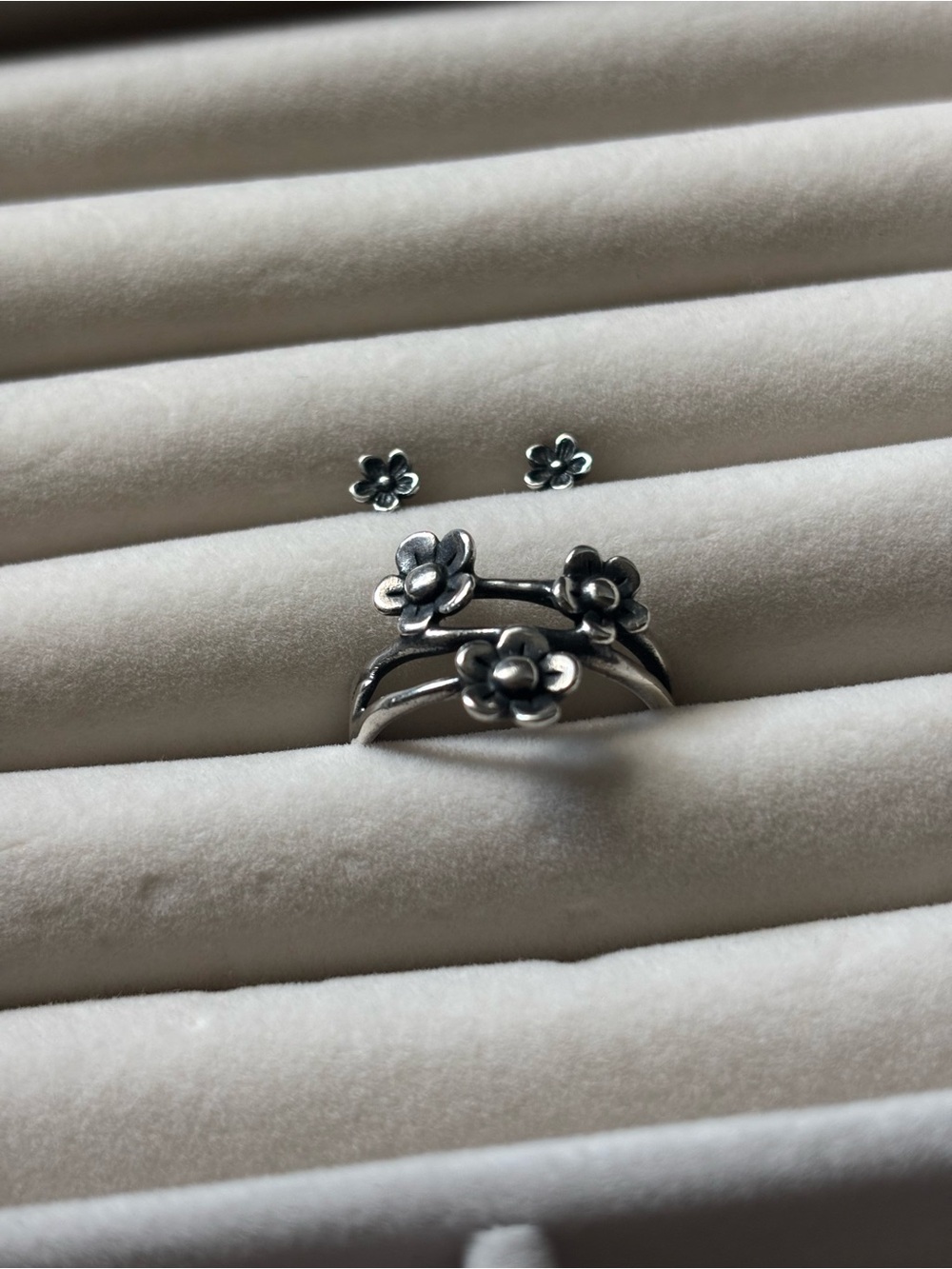 RARE RETIRED James Avery Sterling Silver Floral Matching Ring & Earring Set - Picture 3 of 10